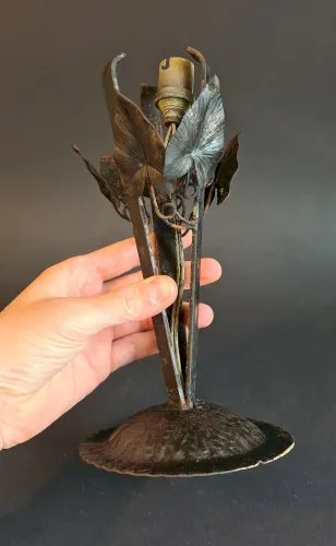 Support de plafonnier art déco en fer forgé à décor floral.