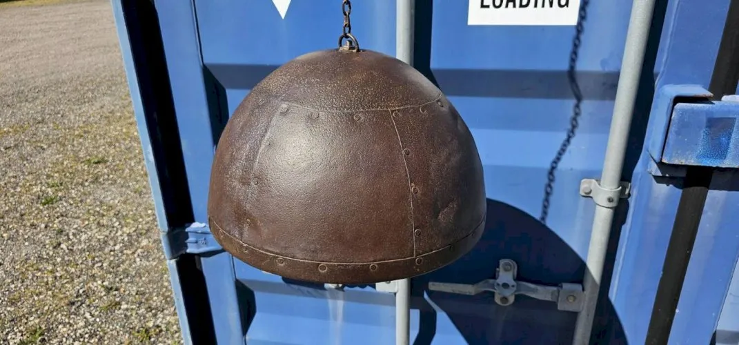 Suspension en métal avec son coloris rouille d’origine