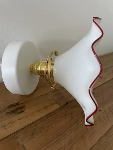 Suspension en opaline avec liseré rouge bordeaux