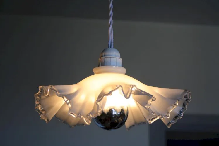 Suspension en opaline blanche ancienne