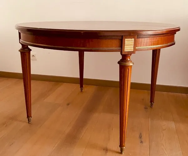 Table a manger de style Louis XVI en acajou XX siècle