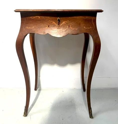 Table a ouvrage de style Louis XV en bois marqueté XX siècle