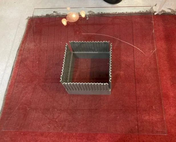 Table basse design - grand plateau en verre 120 x 120 - dans le goût de Giovanni Offredi