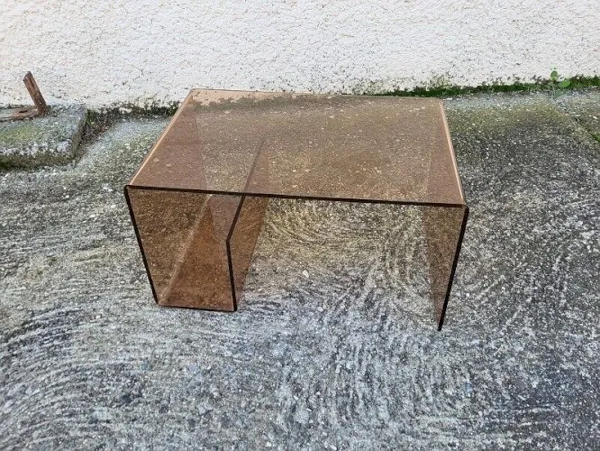 TABLE BASSE EN PLEXIGLASS FUME ATTRIBUE A MICHEL DUMAS POUR ROCHE BOBOIS 1970