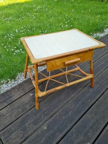Table basse en rotin en vinyle vintage ou bout de canapé