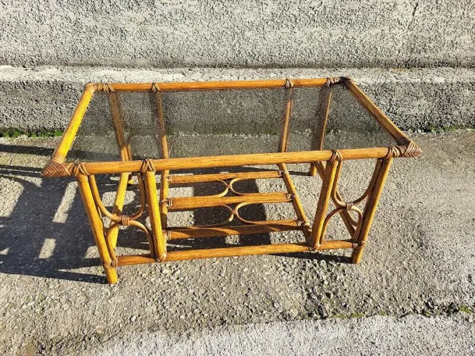 TABLE BASSE EN ROTIN ET VERRE FUME