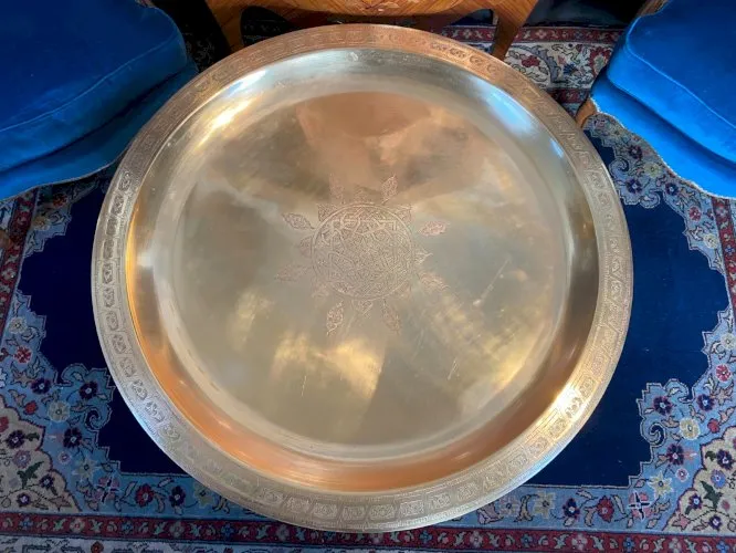 Table basse très grand plateau bronze hispano-mauresque décor ciselé 100 cm