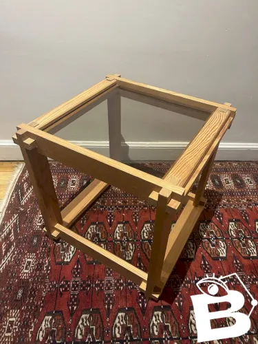 Table brutaliste en bois et verre fumé