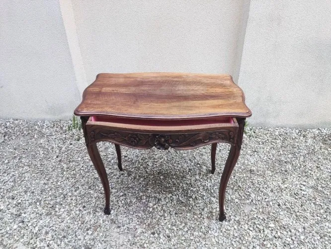 Table bureau en noyer en style Louis XV