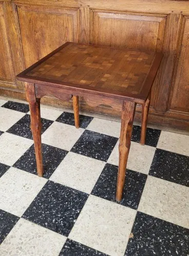 Table carrée en bois