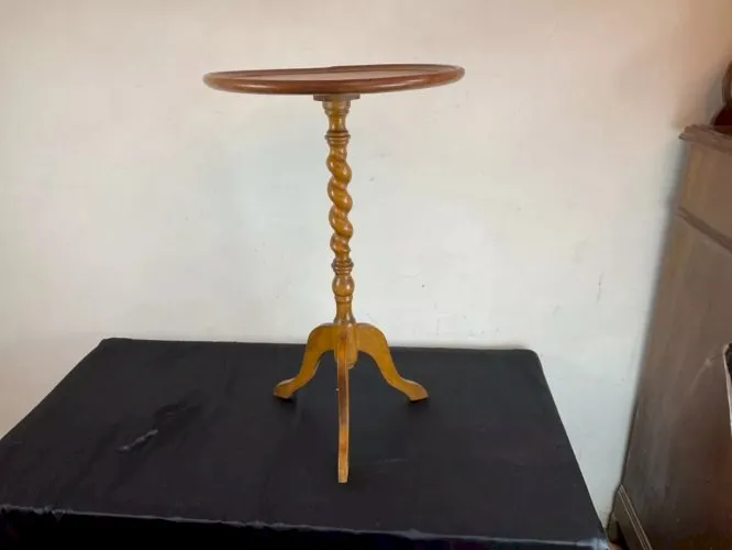 TABLE d appoint guéridon style louis XVI piètements tripode XIXEME .