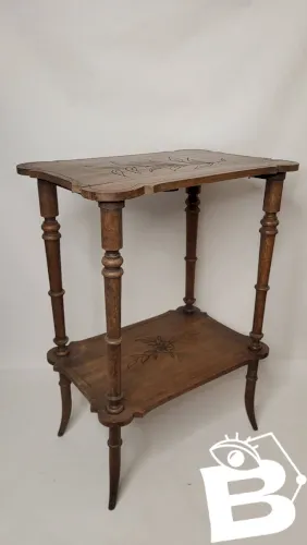 Table dappoint en noyer sculpté