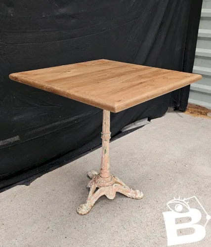 Table de bistrot piètement fonte avec plateau en teck massif
