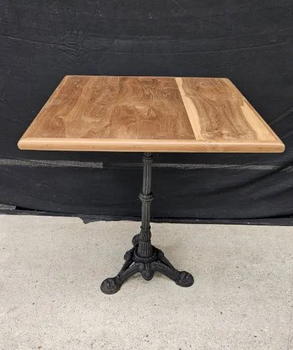 Table de bistrot piètement fonte avec plateau en teck