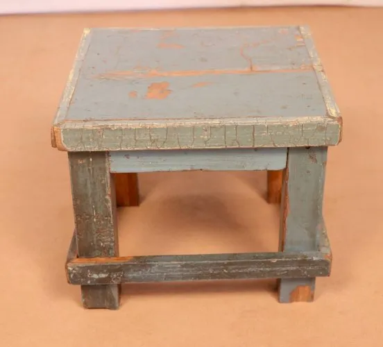 Table de chevet d’atelier en teck birman patine bleue d’origine