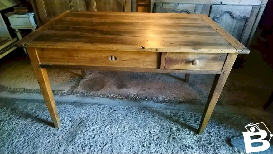 Table de ferme bressane en noyer