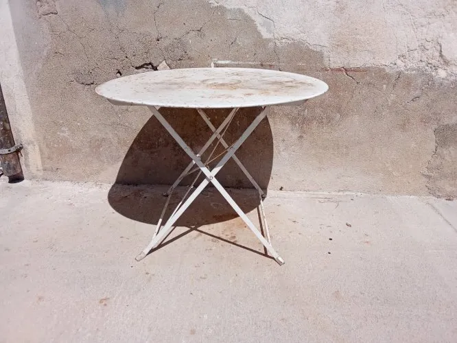 Table de jardin pliable ancienne.