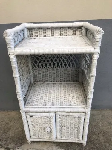 table de nuit ou petit meuble de rangement en rotin