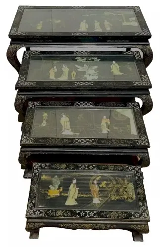 Table de salon gigogne en bois noir a décor chinoisant XX siècle