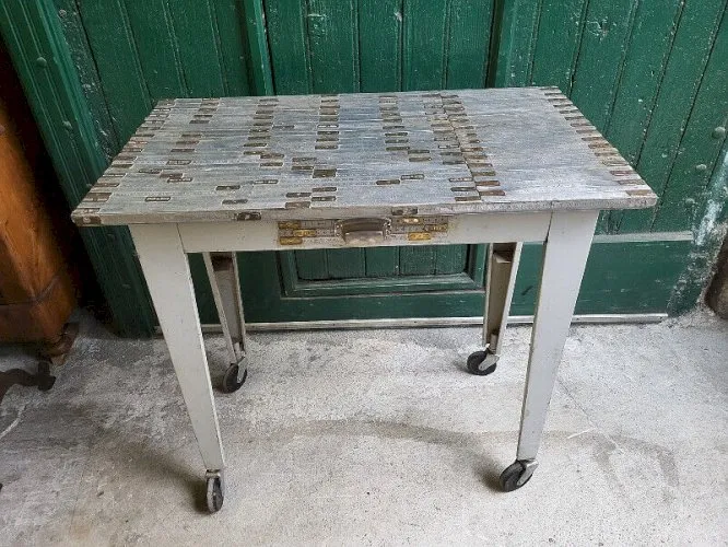 TABLE DESSERTE ATELIER 1 TIROIR EN METAL RECOUVERTE DE MORCEAUX DE METRE PLIANT