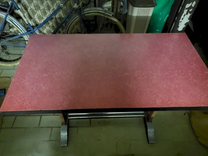 Table en formica rouge