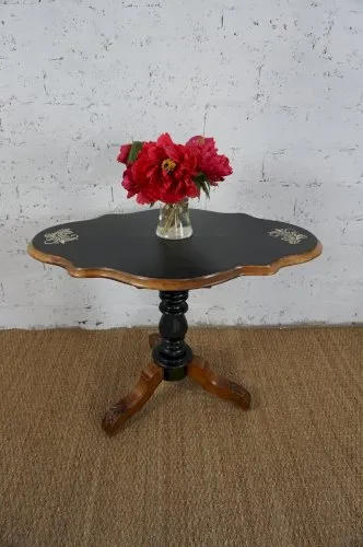 table violon relookée plateau noir avec pochoir