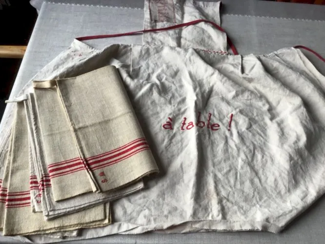 Tablier de cuisine lin + 4 Torchons anciens pur lin liteau rouge jamais utilisé