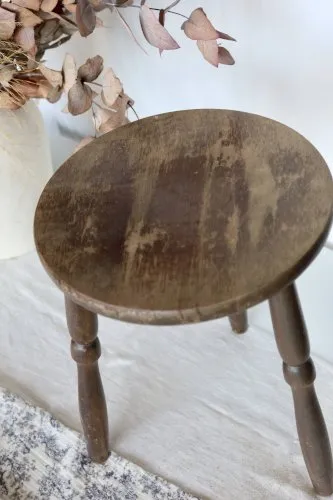 Tabouret ancien tripode en bois tourné