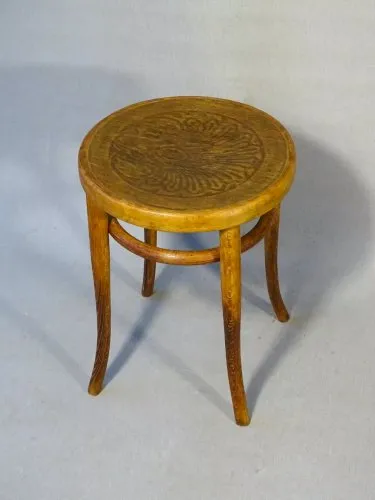 Tabouret bistrot assise bois, par KOHN 1905 no Thonet