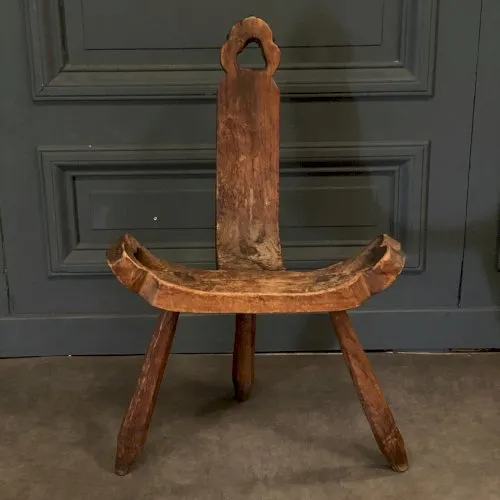 Tabouret brutaliste en bois XXe 3 pieds art populaire L7177