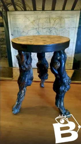Tabouret brutaliste tripode en cep de vignes