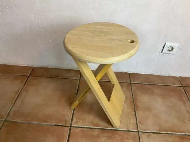 Tabouret en pin Roger Tallon TS Adrian Reed Era Suzy Klapphocker Design