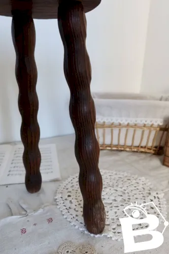 Tabouret tripode français en bois massif tourné