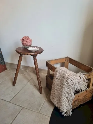 Tabouret tripode pieds perlés