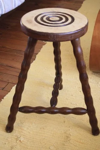 Tabouret tripode pieds perlés/bobines/ tournés vintage