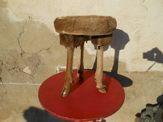 Tabouret tripode vintage cuir pieds biche