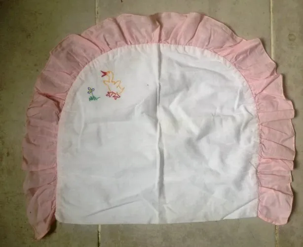 Taie d'oreiller ancienne demi lune pour enfant brodée