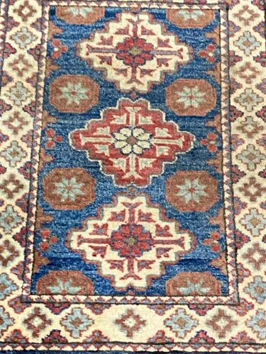 Tapis d'Orient sur fond bleu Kazak en laine réalisé à la main Kazakhstan