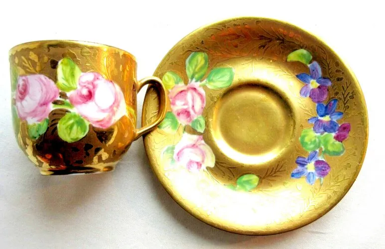 Tasse à café 1900 porcelaine de Limoges, dorure à l'agate: Roses et Violettes