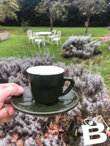 Tasse à café bistrot ancienne.