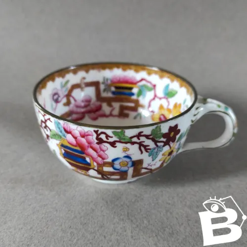 Tasse à thé en porcelaine fine Anglaise Minton, décor N°2065