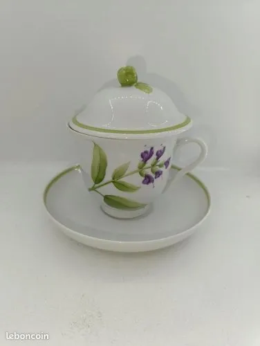 Tasse couvert et soucoupe en porcelaine peint main signée la chambre paris à decor floral en bon etat