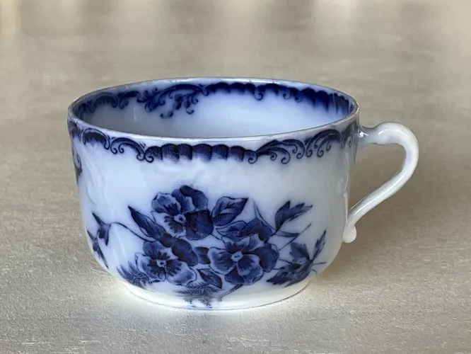 Tasse et soucoupe à déjeuner antiques européennes à motif de pensées bleues par transfert Vintage Europa
