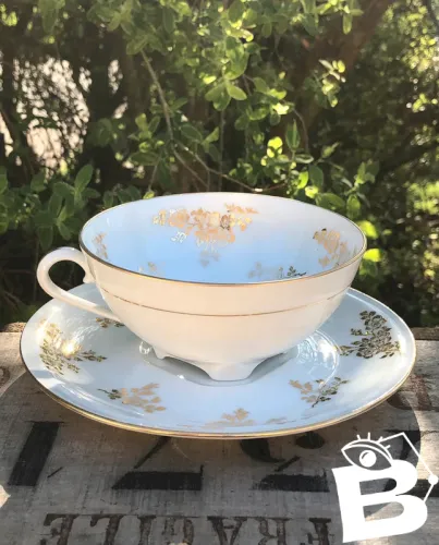 Tasse et soucoupe blanche en porcelaine de Limoges motifs fleurs dorées