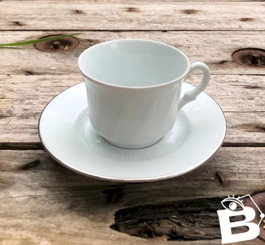 Tasse et soucoupe blanche en porcelaine