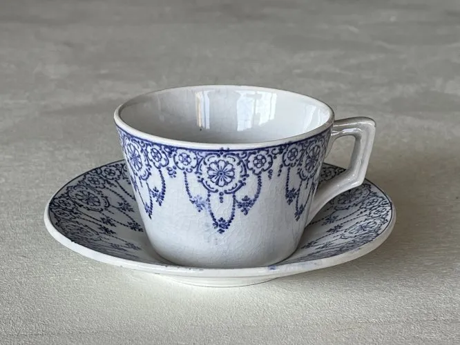 Tasse et soucoupe Creil et Montereau, motif floral bleu, vintage, France