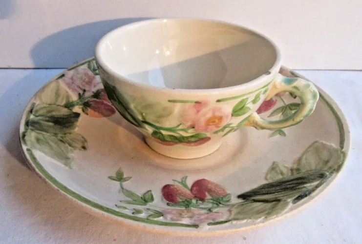 Tasse et soucoupe en barbotine, céramique de Choisy le Roi: Les fraises