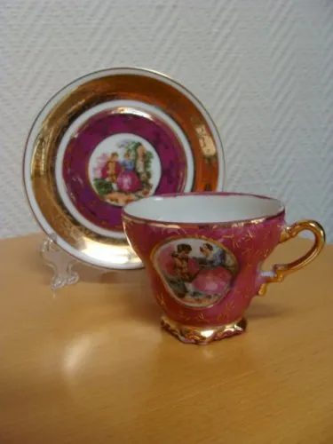 Tasse et soucoupe rococo en porcelaine
