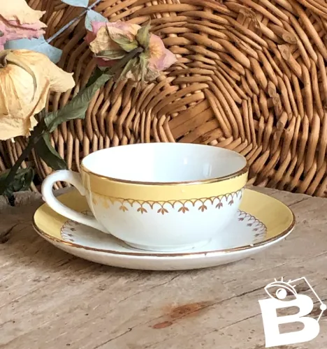 Tasse et soucoupe vintage en faïence jaune et blanche liseré doré