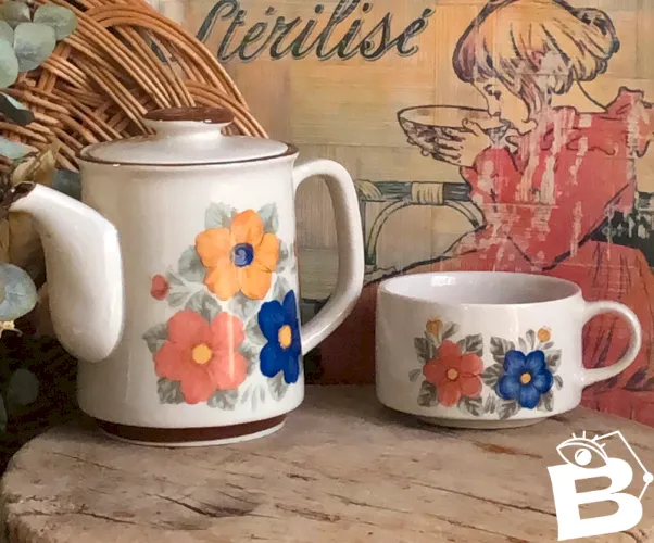Tasse et théière vintage en grès motifs grosses fleurs